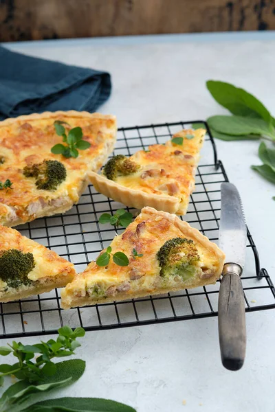 Quiche met broccoli en kip. Franse open taart. — Stockfoto