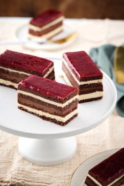 Klasik Fransız operası pastası. Ahududulu opera pastası. Çikolatalı kek..