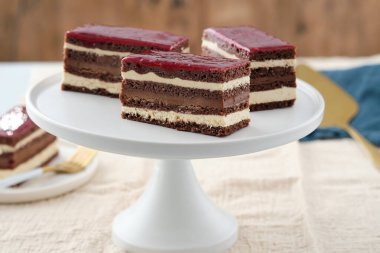 Klasik Fransız operası pastası. Ahududulu opera pastası. Çikolatalı kek..