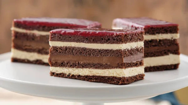 Класичний французький оперний торт. Оперний торт з малиною. Шоколадний торт . — стокове фото