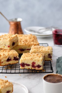 Beyaz arka planda pişmiş kare kirazlı turta yığını.