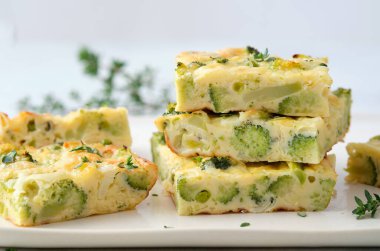 Brokoli, peynir ve bezelyeli ev yapımı frittata..