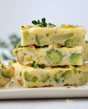 Brokoli, peynir ve bezelyeli ev yapımı frittata..