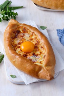 Adjarian veya Adjara Khachapuri 'de Khachapuri, tekne, Gürcistan mutfağı, peynirli ve yumurtalı hamur işi..