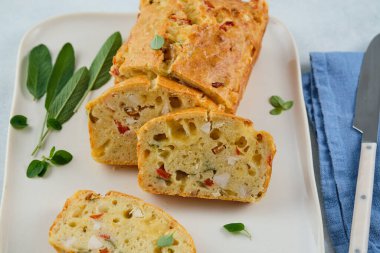 Açık gri arka planda tavuk, peynir ve biberli kek. Lezzetli kek. Sağlıklı öğle yemeği veya atıştırmalık.