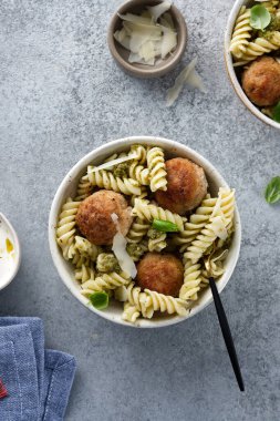 Pesto ve köfteli makarna. Boşluğu kopyala.