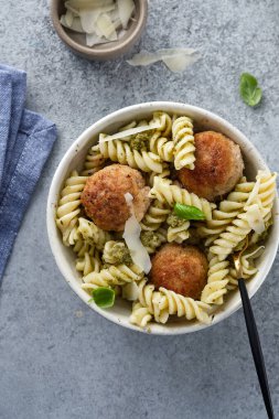 Pesto ve köfteli makarna. Boşluğu kopyala.