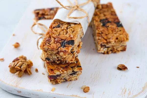 Barras de granola caseiras com nozes, sementes, sementes de chia e cerejas secas. — Fotografia de Stock