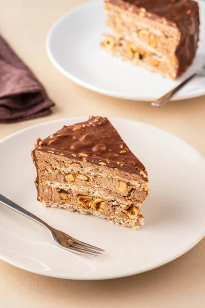 Chokladkaka med nötter och karamell på en lätt bakgrund. — Stockfoto