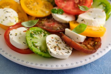 Mozarellalı Caprese salatası, renkli domates ve taze fesleğen..