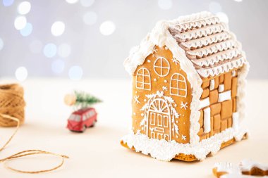 Noel zencefilli kurabiye ev dekorasyonu, arka planda çözülmüş ışıkların. El yapımı..