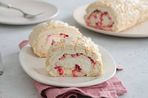 Pastel de merengue con crema, frambuesas. Roulade, postre de verano. Confitería, menú. De cerca. — Foto de Stock