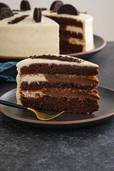 Pastel de queso cremoso con galletas de chocolate y galletas de crema. Copiar espacio. — Foto de Stock