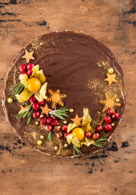 Noel arkaplanda fındıklı Noel pastası.