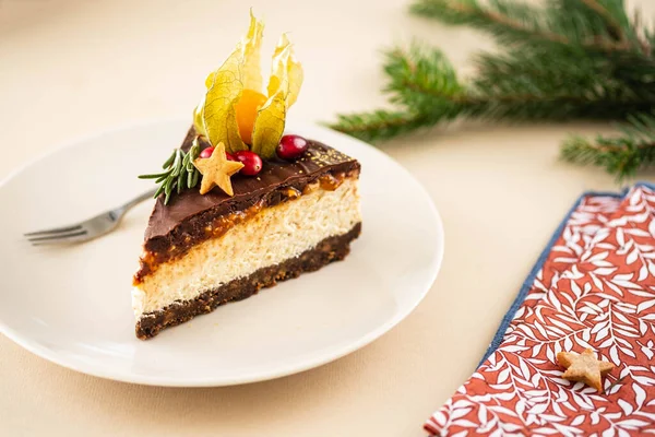 Christmas cheesecake with nuts on a Christmas background. — Stock Photo, Image