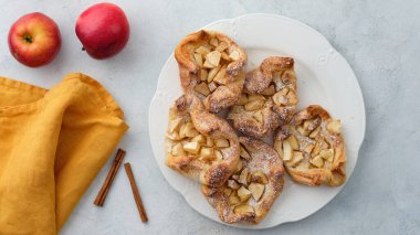 Elma, şeker ve tarçınlı puf böreği. Sonbahar hamur işleri.