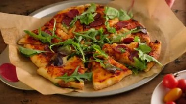 Yeşillikli pizza, soslu İtalyan pizzası, domates, baharat, biberli sosis, ıspanak, yeşillik, peynirli mozarella. Ekmek için Hamur. Pizza Pepperoni..