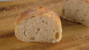 Kadın ev yapımı organik baget ekmeği kesiyor ve dilimlere ayırıyor..