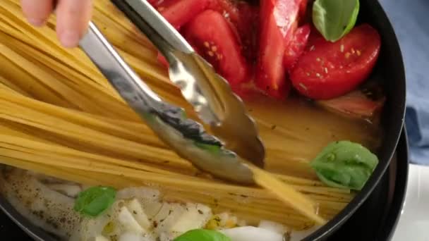 Egy Pan Pasta. Közelkép egy női séfről egy serpenyőben tésztát főz, majd összekeveri. — Stock videók