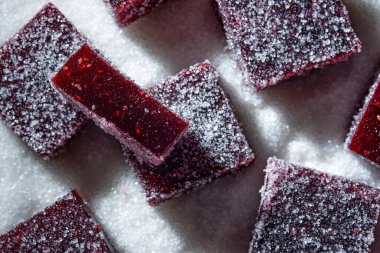 Ahududu ve frenk üzümü. Reçel, marmelat, meyve şekeri, şekerle kaplı.