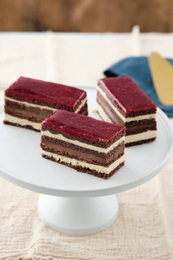 Klasik Fransız operası pastası. Ahududulu opera pastası. Çikolatalı kek..