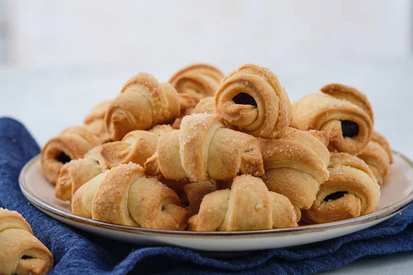 Kotitekoisia rinkelikeksejä marmeladilla. Makeita croissanttikeksejä. Valikoiva painopiste — kuvapankkivalokuva
