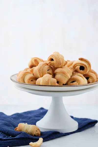 Bolinhos caseiros com marmelada no interior. Doces biscoitos croissant. Foco seletivo — Fotografia de Stock