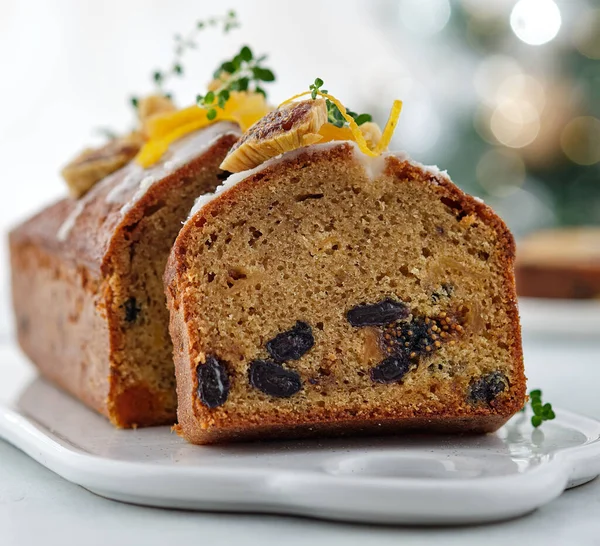 Hermosa deliciosa tarta casera de Navidad de frutas secas en la mesa gris con artículos de decoración para celebrar la temporada festiva. —  Fotos de Stock