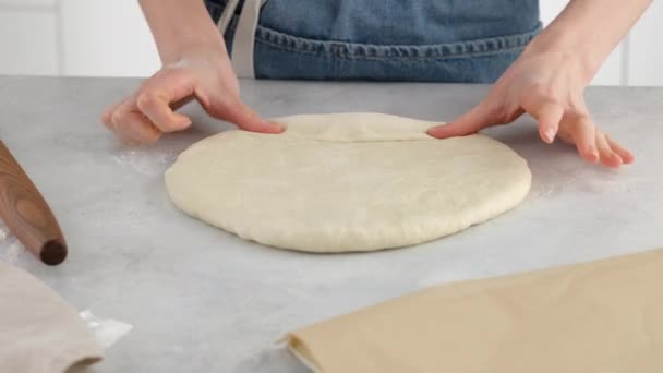 여자들이 손으로 반죽을 굴려 가벼운 탁자 위에 놓고 밀 빵을 만든다. 밀가루, 물, 기름, 소금으로 만든 빵을 전문 빵 가게에서 준비 한다. — 비디오