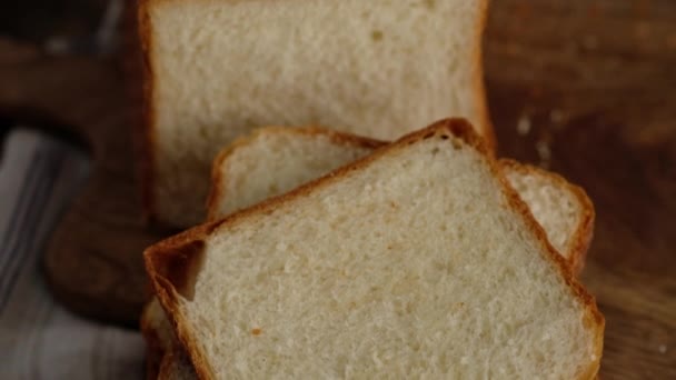 Pan tostado hecho en casa. Rebanadas de pan tostado. Pan de trigo casero. 4K. Movimiento lento. — Vídeos de Stock