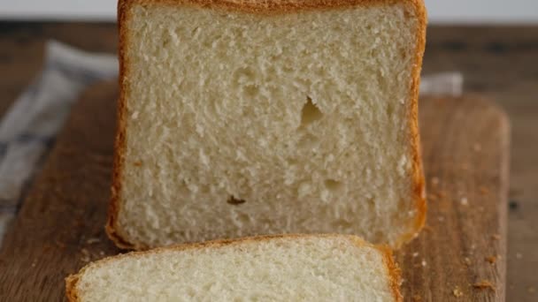 Pan tostado hecho en casa. Rebanadas de pan tostado. Pan de trigo casero. 4K. — Vídeos de Stock