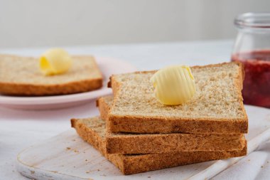 Tost ekmeğine tereyağlı bukle. Kepekli tost, tereyağı ve reçelli sağlıklı kahvaltı..