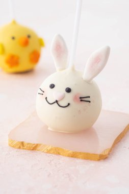 Hafif arka planda leziz tatlı pastalar, yakın plan. Paskalya tatili.