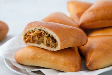 Geleneksel Rus lahana turtaları. Uzayı kopyala Lezzetli yemek.