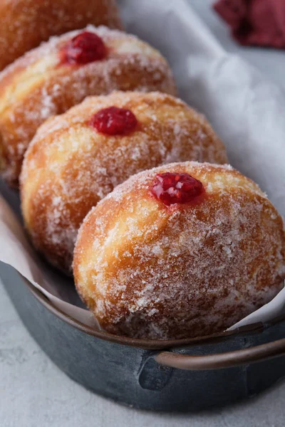 Donut polonês alemão tradicional com geléia de framboesa Dusted com açúcar. A refeição tradicional na quinta-feira gorda, o último dia do carnaval. — Fotografia de Stock