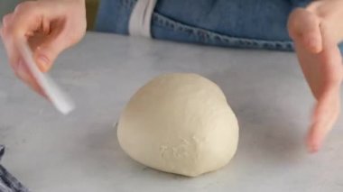 Profesyonel bir mutfakta güzel kadın elleri ekmek yapmak için un hamuru hazırlar. Maya ekmeği. Süt, tereyağı, un, yumurta ve mayadan yapılmış ekmek..