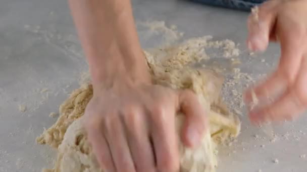 Belles mains féminines dans une cuisine professionnelle pétrir pâte de farine pour faire du pain et des petits pains. Du pain à la levure. Pain à base de lait, beurre, farine, œufs et levure. oeufs — Video