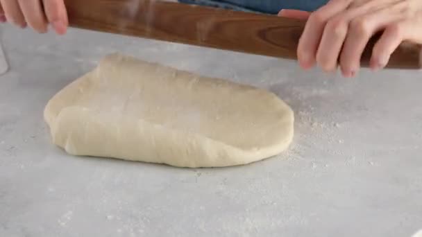 Profesyonel bir mutfakta güzel kadın elleri ekmek, pizza ve çörek yapmak için hamur toplar. Maya ekmeği. Süt, tereyağı, un, yumurta ve mayadan yapılmış ekmek.. — Stok video