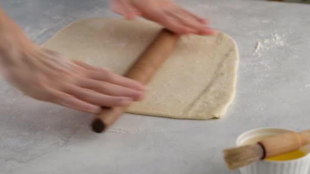 Vackra kvinnliga händer i ett professionellt kök rullar ut deg för att göra bröd, pizza och bullar. Jästbröd. Bröd av mjölk, smör, mjöl, ägg och jäst. — Stockvideo