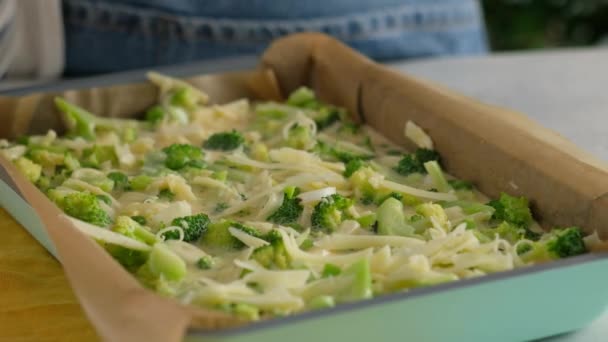 Detailní záběr. Frittata s brokolicí posypaná sýrem v misce na pečení. Italská snídaně. Pečená omeleta se zeleninou a brokolicí na servírovacím talíři. Zdravá snídaně. — Stock video