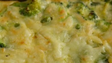 Yakın çekim kamera hareketi. Tabağında brokoli olan frittata. İtalyan kahvaltısı. Fırında omlet, sebze ve brokoli ile servis tabağında. Sağlıklı kahvaltı..