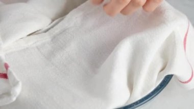 Kadın eli, çavdar ekmeği yapmak için hamuru düzeltenden alır. Arpa armudu, un ve tuzdan yapılmış ekmek. Kurutulmuş meyveli Zemgale ekmeği.