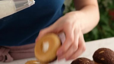 Choux ya da profiterol pişirme, kadın choux kremi ile doldurma, yakın çekim. Çikolatalı craquelin ile kremalı ve çilekli choux pişiriyorum. Vanilyalı choux çikolatalı craquelin..