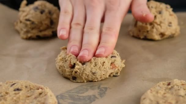 Vackra kvinnliga händer trycker kakdegen på bakplåten. Kvinna gör och blandar Choklad Chip Cookies deg i 4K. Begreppet Beredning Choklad Chip cookies steg för steg. — Stockvideo