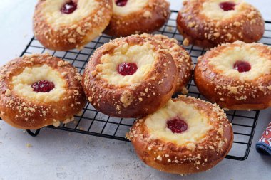Peynirli ve reçelli Brioche çörekleri.