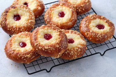 Peynirli ve reçelli Brioche çörekleri.