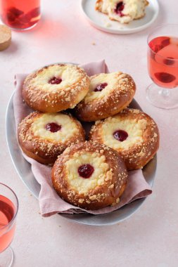 Peynirli ve reçelli Brioche çörekleri.