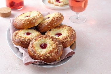 Peynirli ve reçelli Brioche çörekleri.