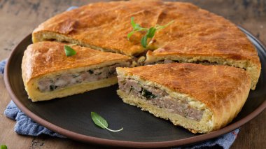 Etli ve otlu turta. Lezzetli yemek..