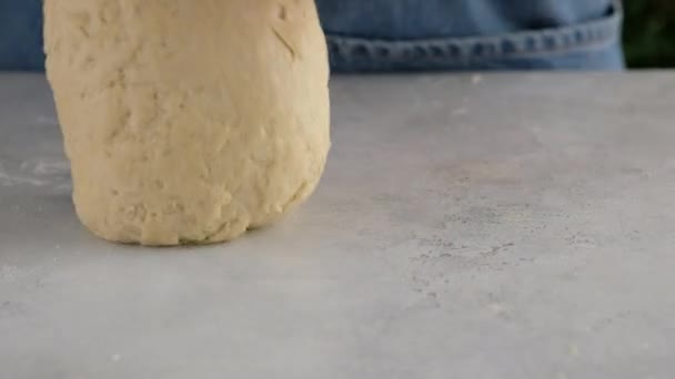 Belles mains féminines dans une cuisine professionnelle pétrir pâte de farine pour faire du pain et des petits pains. Du pain à la levure. Pain à base de lait, beurre, farine, œufs et levure. oeufs — Video